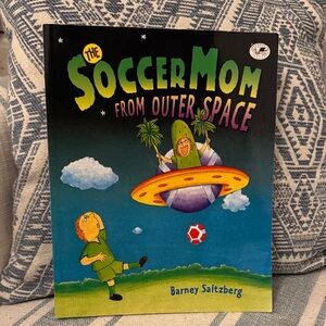 🌀2/$6🌀The Soccer Mom from Outer Space Book, 2002